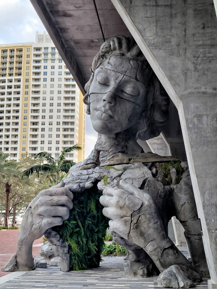 Thrive, Daniel Popper - scultura di una donna che si apre il petto