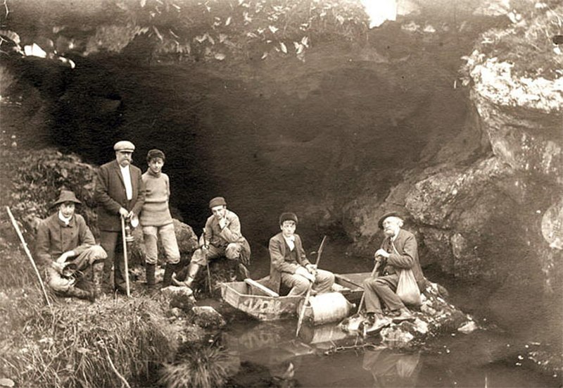 Henri Breuil, Émile Cartailhac ed Henri Bégouën con i suoi figli davanti a una delle entrate delle caverne