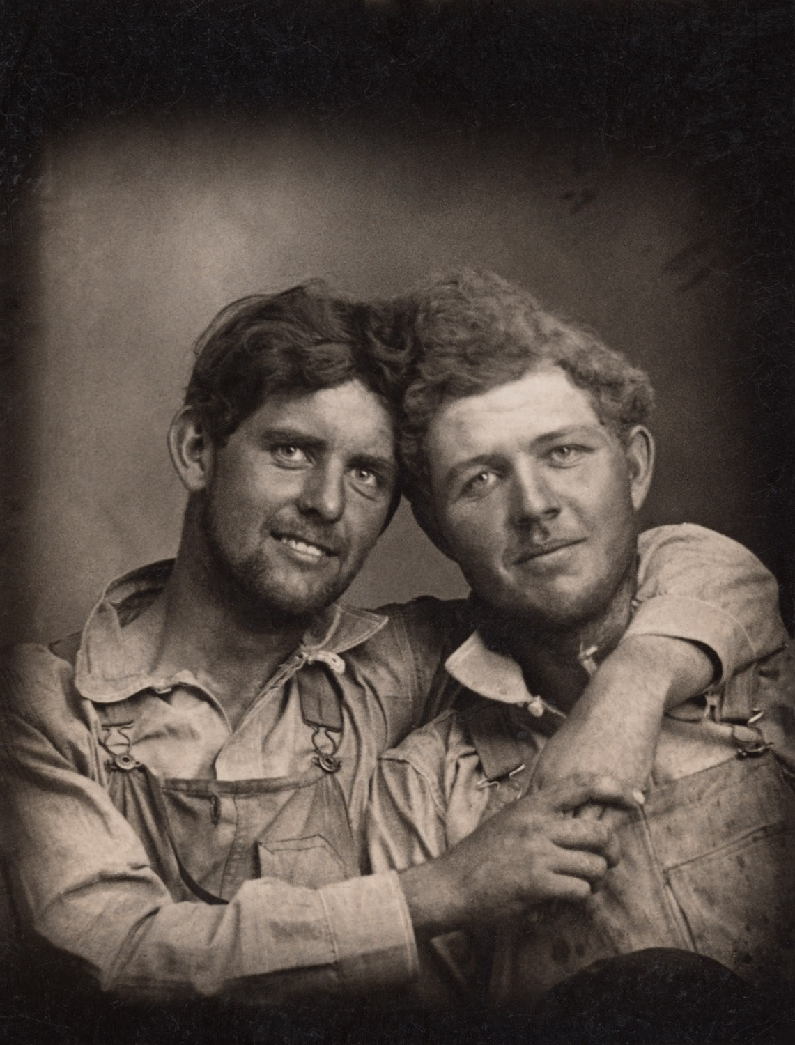 Due uomini gay in una foto vintage che, come diverse altre della collezione, è stata scattata in una cabina, senza bisogno di un fotografo.