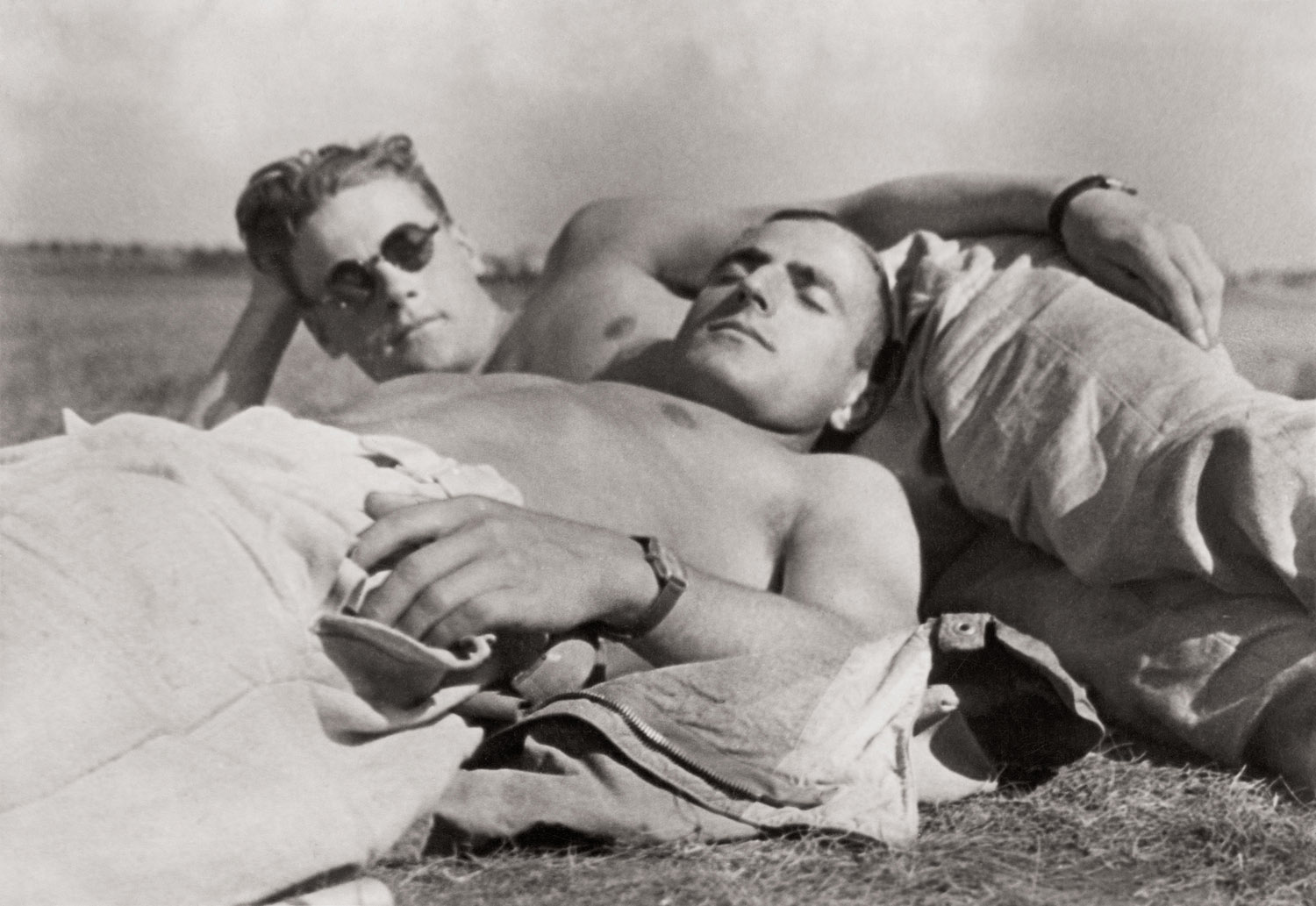 Foto vintage d'amore gay tra due uomini
