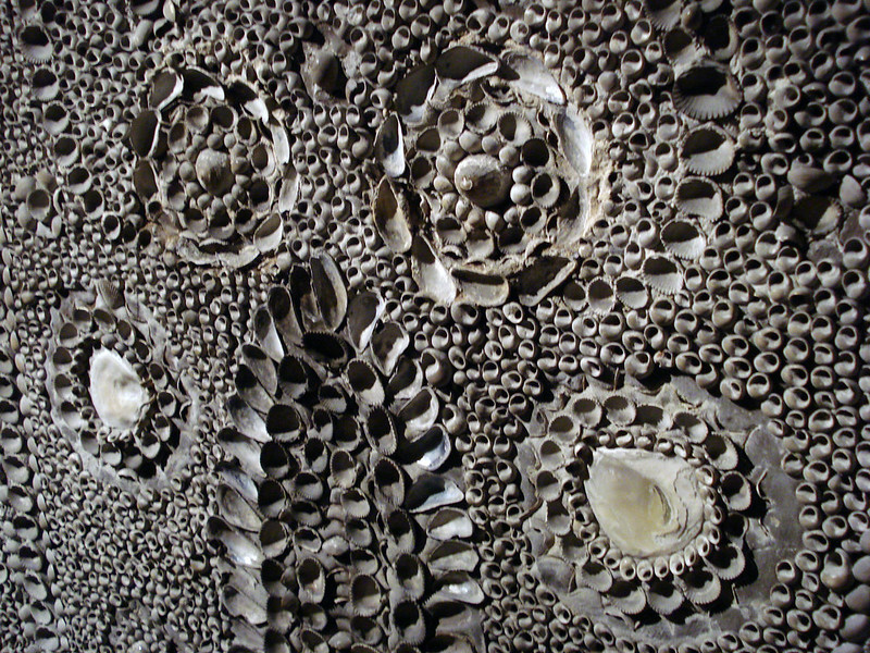 Alcune delle forme decorative sulle pareti di Shell Grotto
