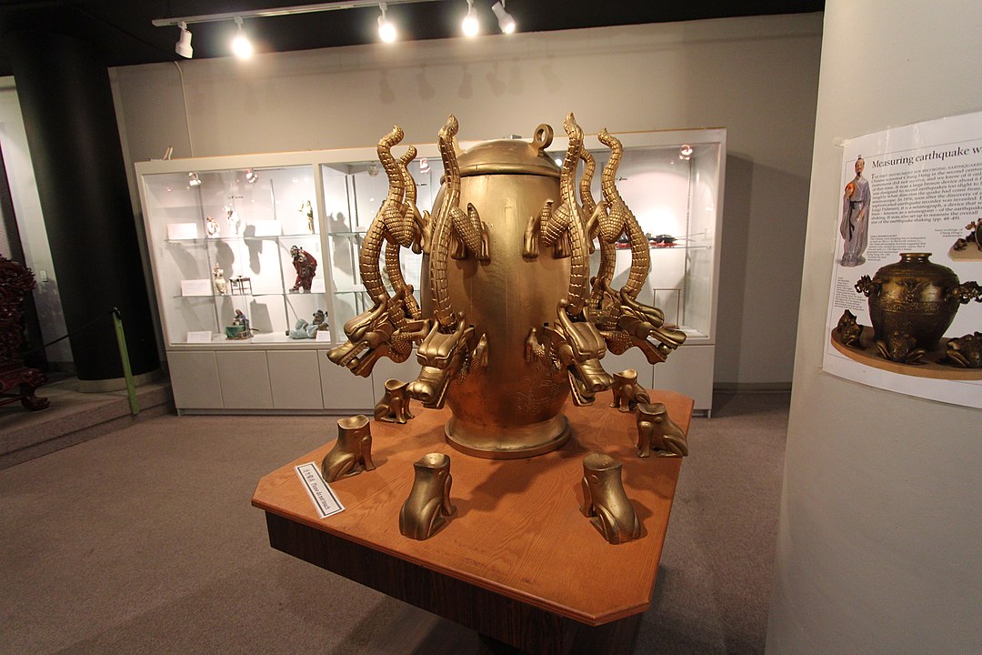 Una riproduzione del sismoscopio esposta al Chinese Museum Calgary, Alberta