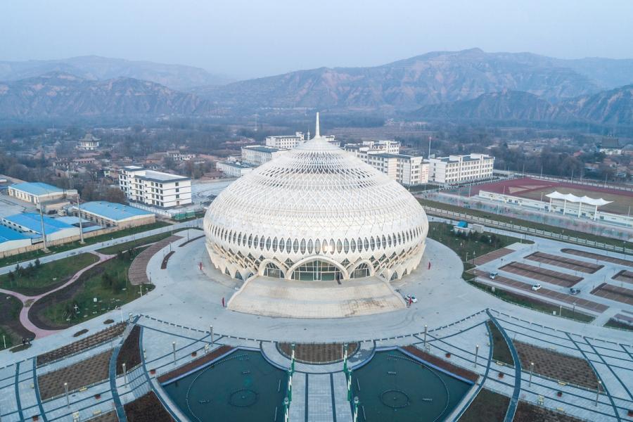 Il design di questo enorme teatro cinese è ispirato alla Grande Moschea