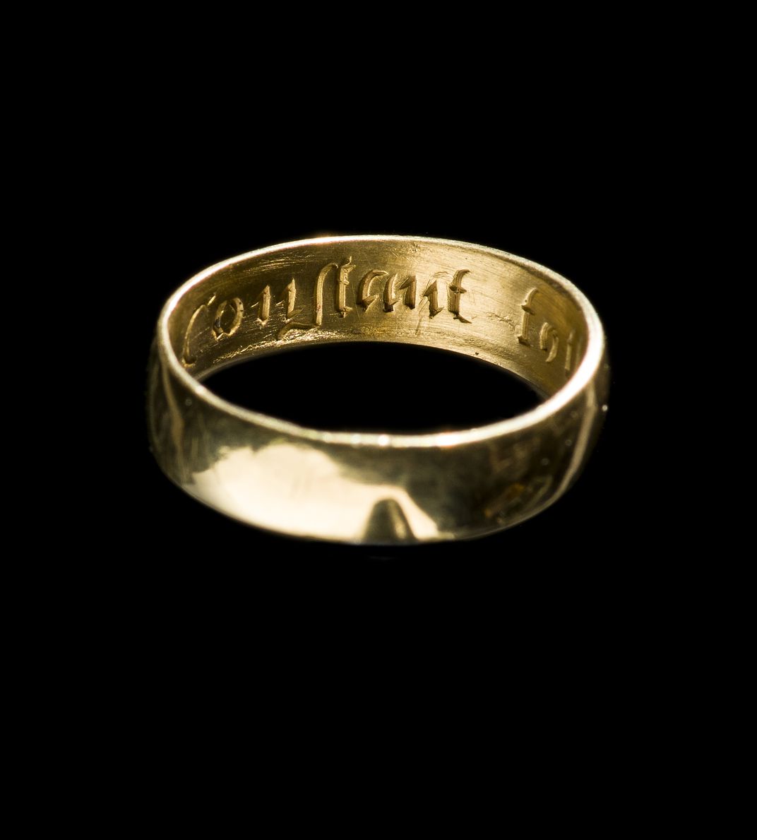 Un anello del XVII o XVIII secolo con la scritta 'Sii costante fino alla fine'