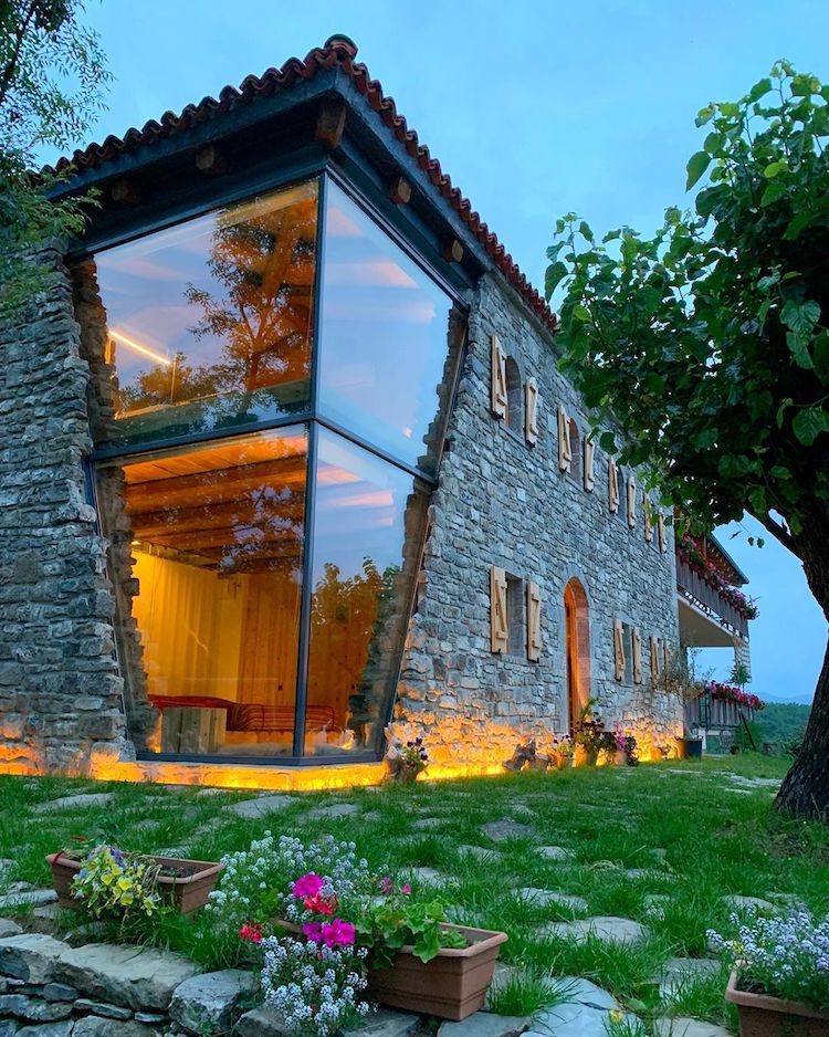 fattoria in Albania con un angolo di vetro