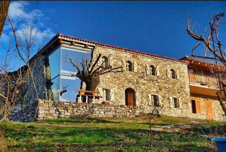 fattoria in Albania con un angolo di vetro