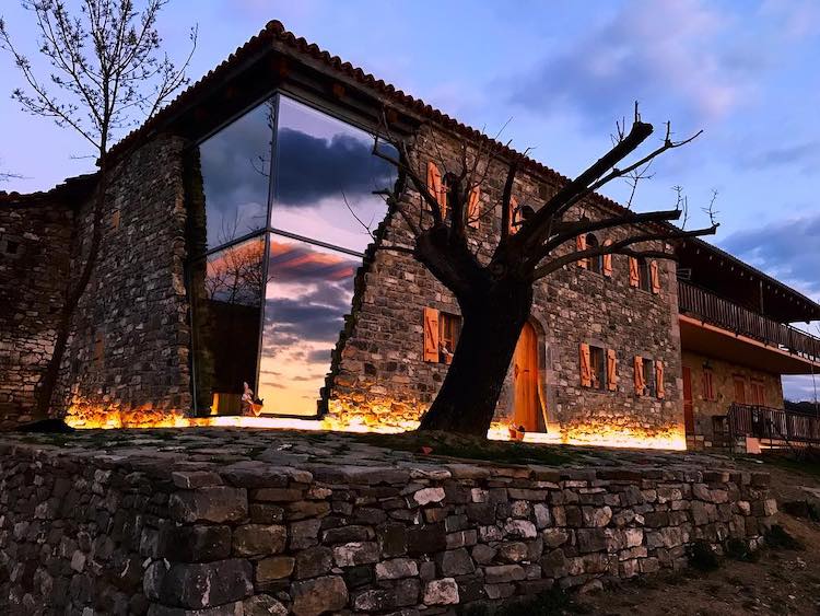 fattoria in Albania con un angolo di vetro