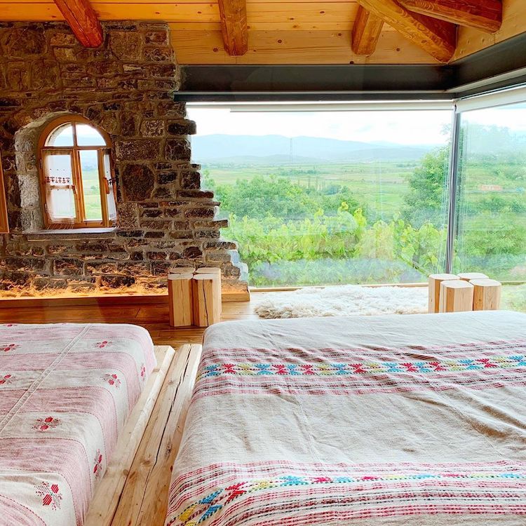 fattoria in Albania con un angolo di vetro