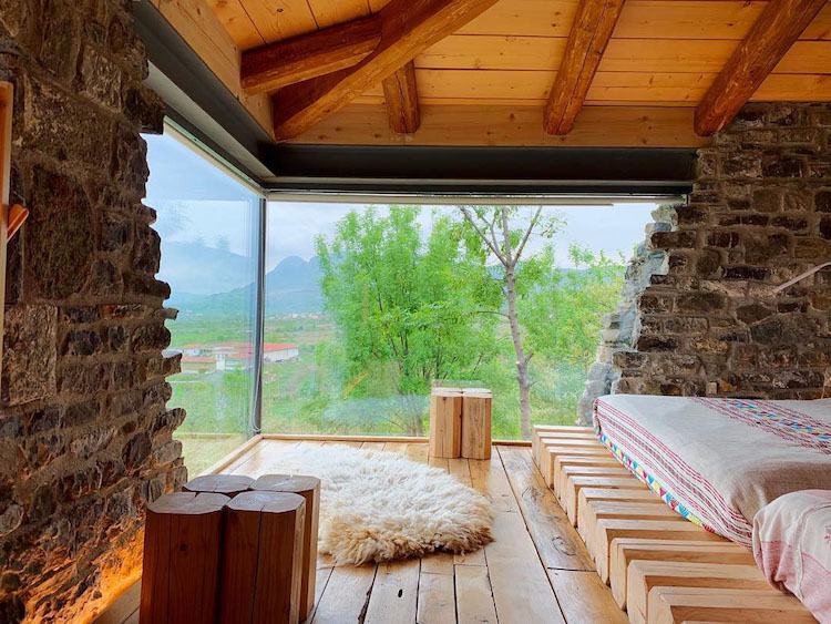 fattoria in Albania con un angolo di vetro