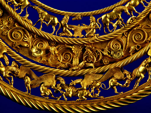 Pettorale o collare d'oro scita: Nella parte inferiore sono rappresentati quattro cavalli aggrediti da due grifoni - seconda metà del IV secolo a.C.