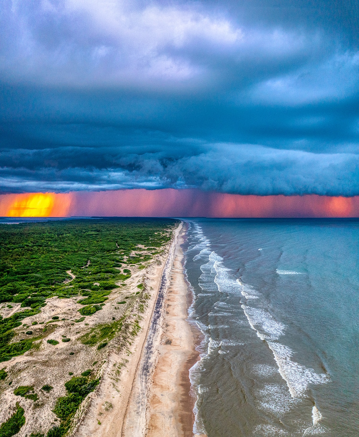 Tramonto temporalesco sulle Outer Banks della Carolina del Nord