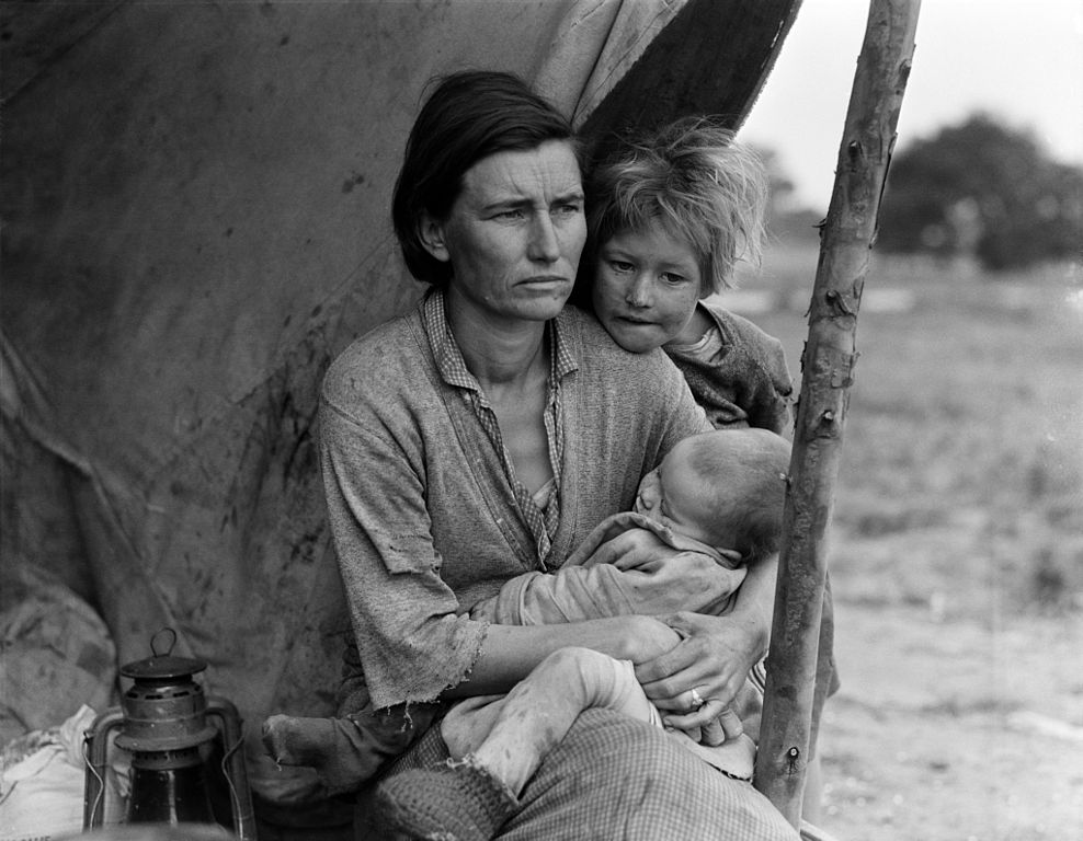 La Thompson con due dei suoi figli in una foto della serie 'Migrant Mother'