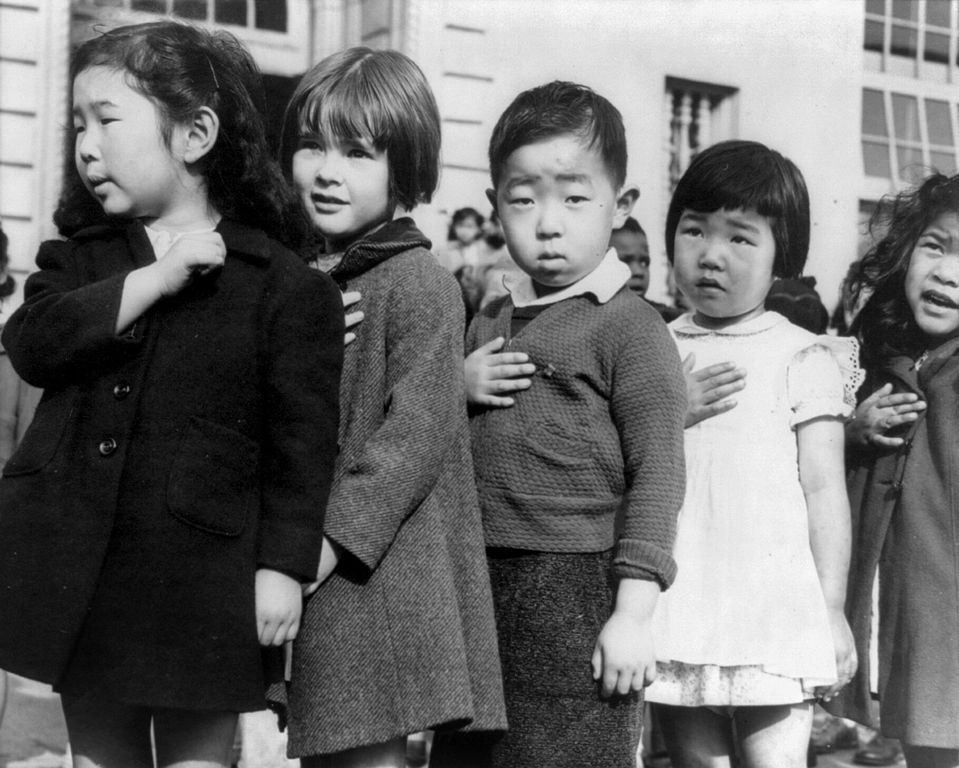 I bambini della scuola pubblica Weill di San Francisco giurano fedeltà alla bandiera americana nell'aprile 1942, prima dell'internamento dei giapponesi americani