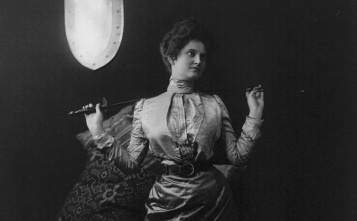 Una donna in posa che tiene una spada dietro le spalle (1901)