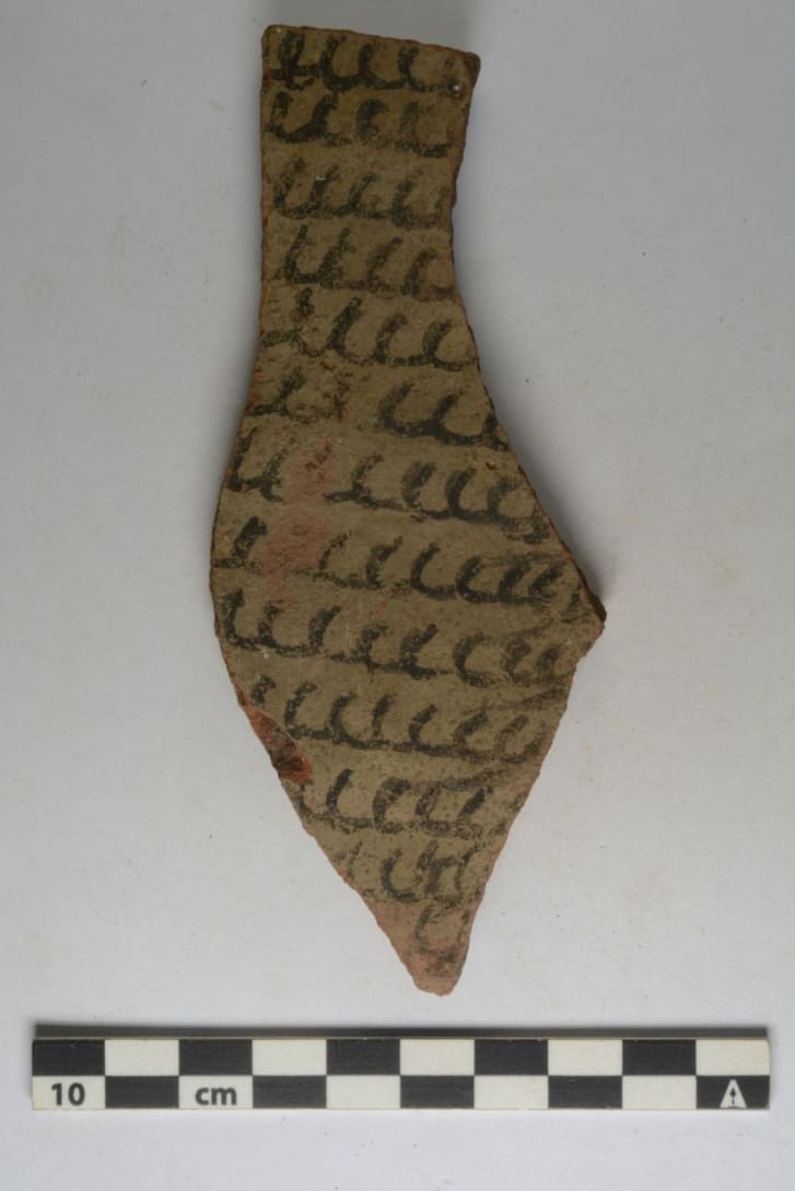 Sono state trovate centinaia di tavolette con lo stesso simbolo scritto sia sul fronte che sul retro. Gli archeologi ritengono che alcuni alunni venissero costretti a riscrivere le righe per punizione