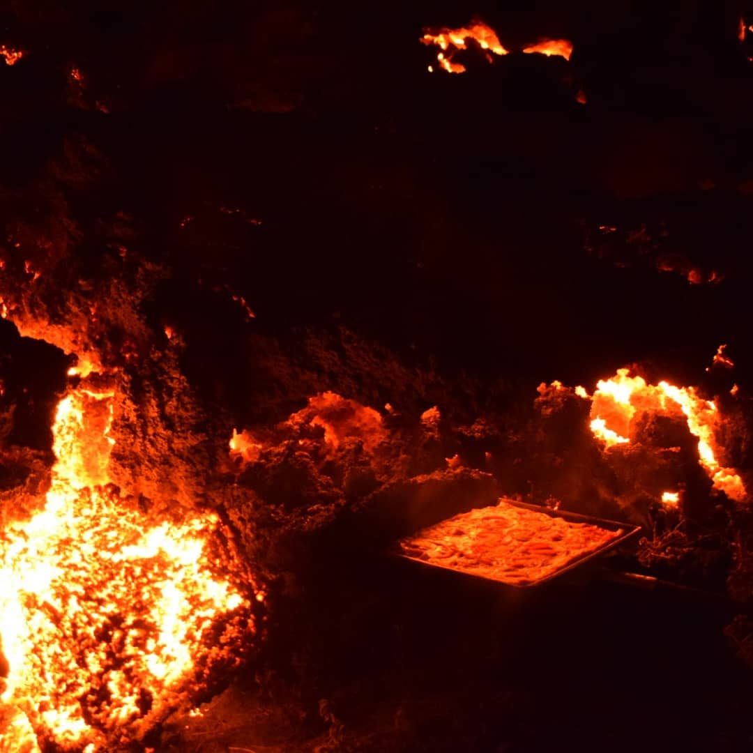 Pizza cotta nella lava (Pizza Pacaya)
