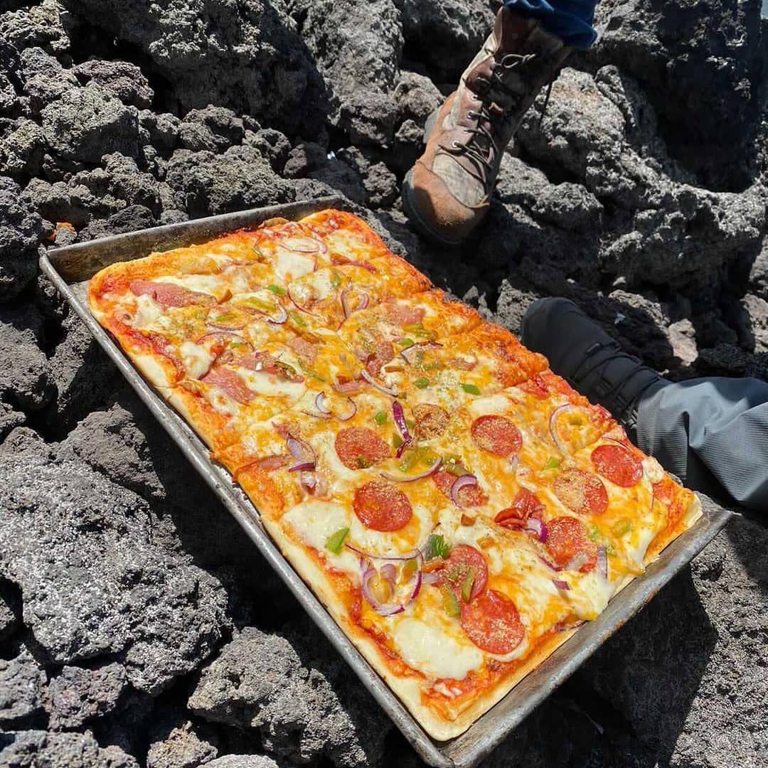 Pizza cotta nella lava (Pizza Pacaya)