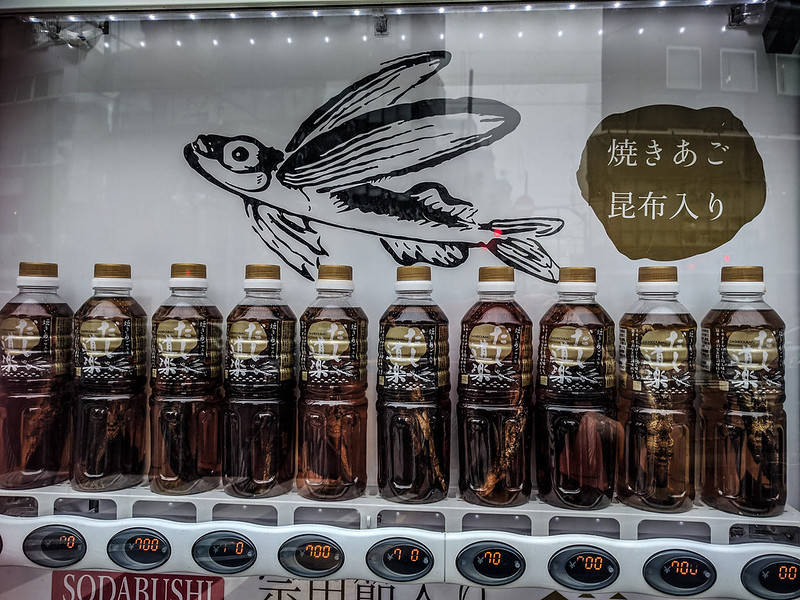 Brodo di pesce (dashi) venduto al distributore automatico in Giappone