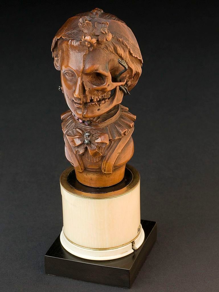 Un memento mori italiano in legno del XIX secolo