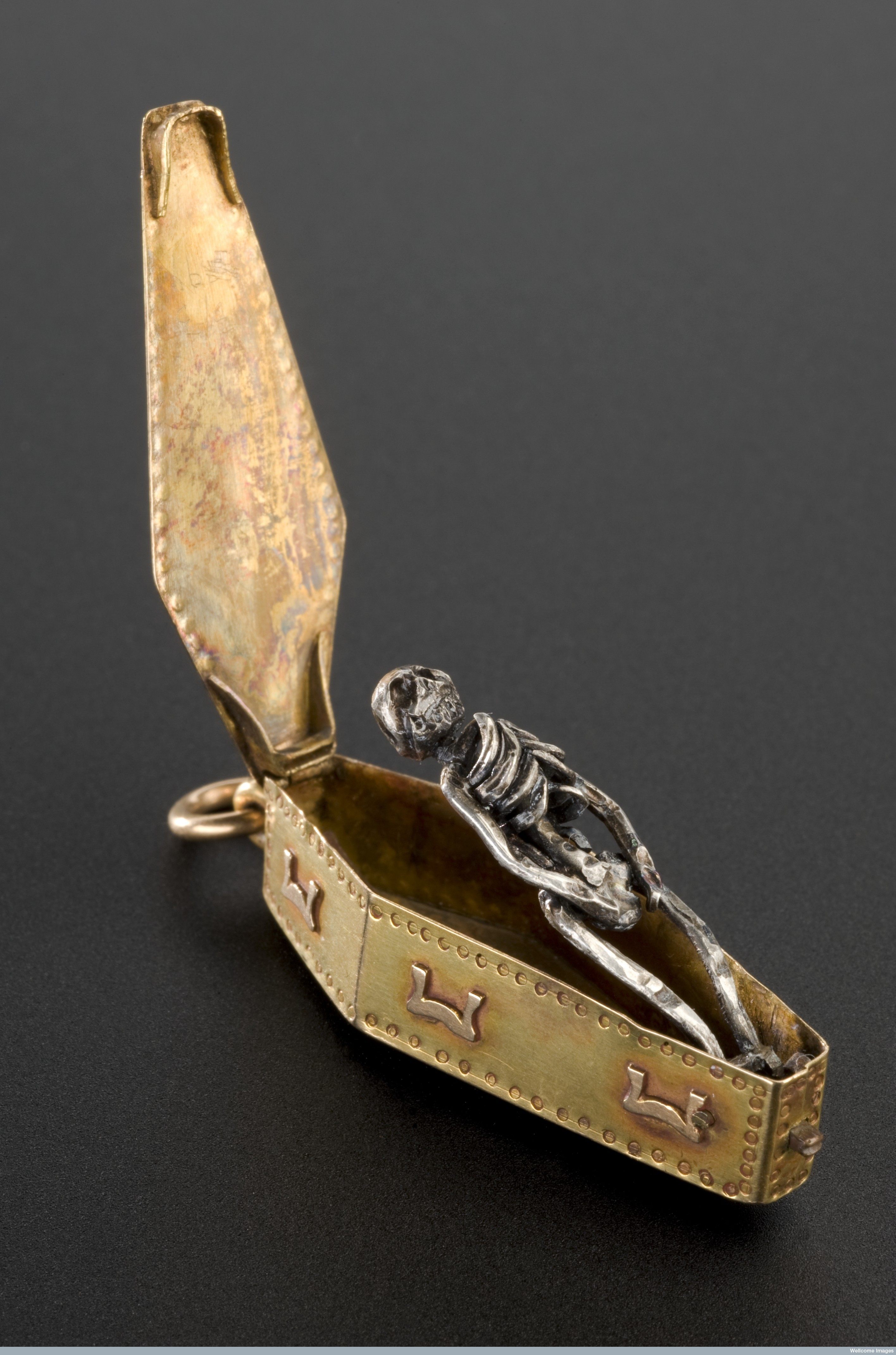 Un ciondolo che contiene un minuscolo scheletro