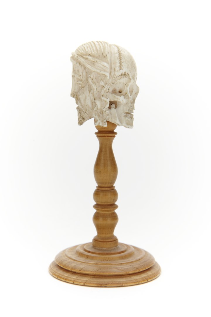 Doppia testa d'avorio con Gesù da un lato e un teschio dall'altro, del 1500 circa.