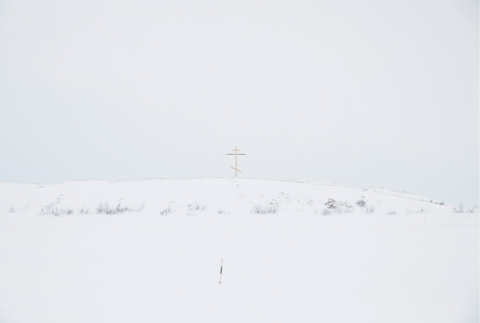 Una croce improvvisata, che segna il confine tra il paese e la tundra