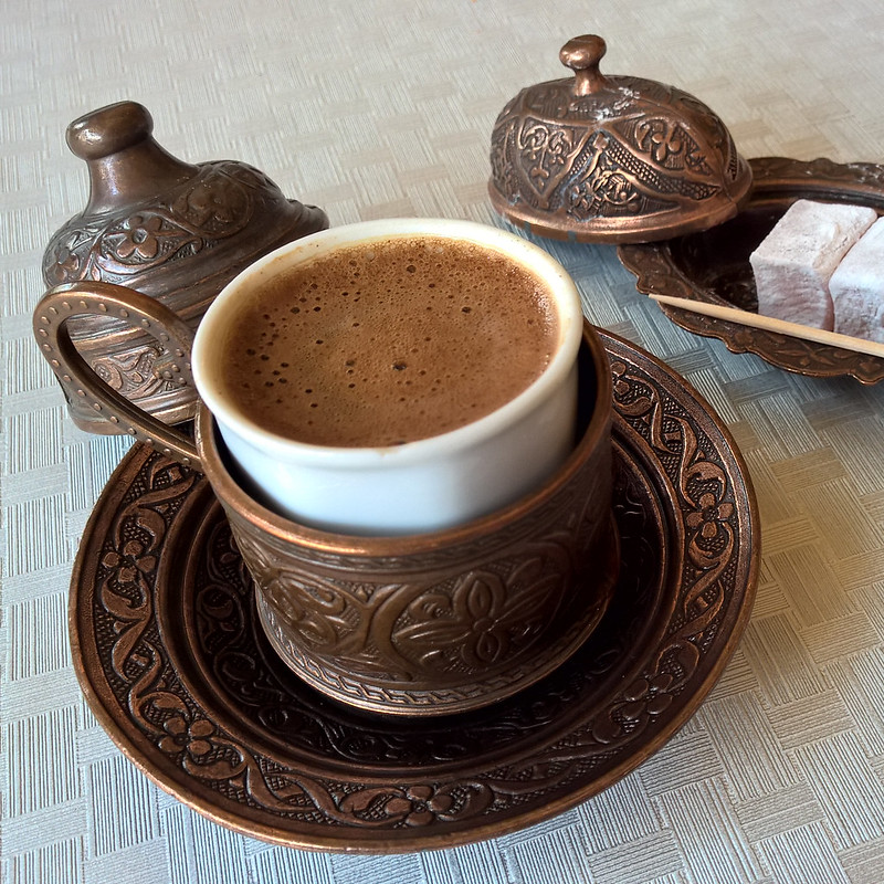 Il caffè turco viene servito in tazzine chiamate demitasse, accompagnato da dolcetti tradizionali