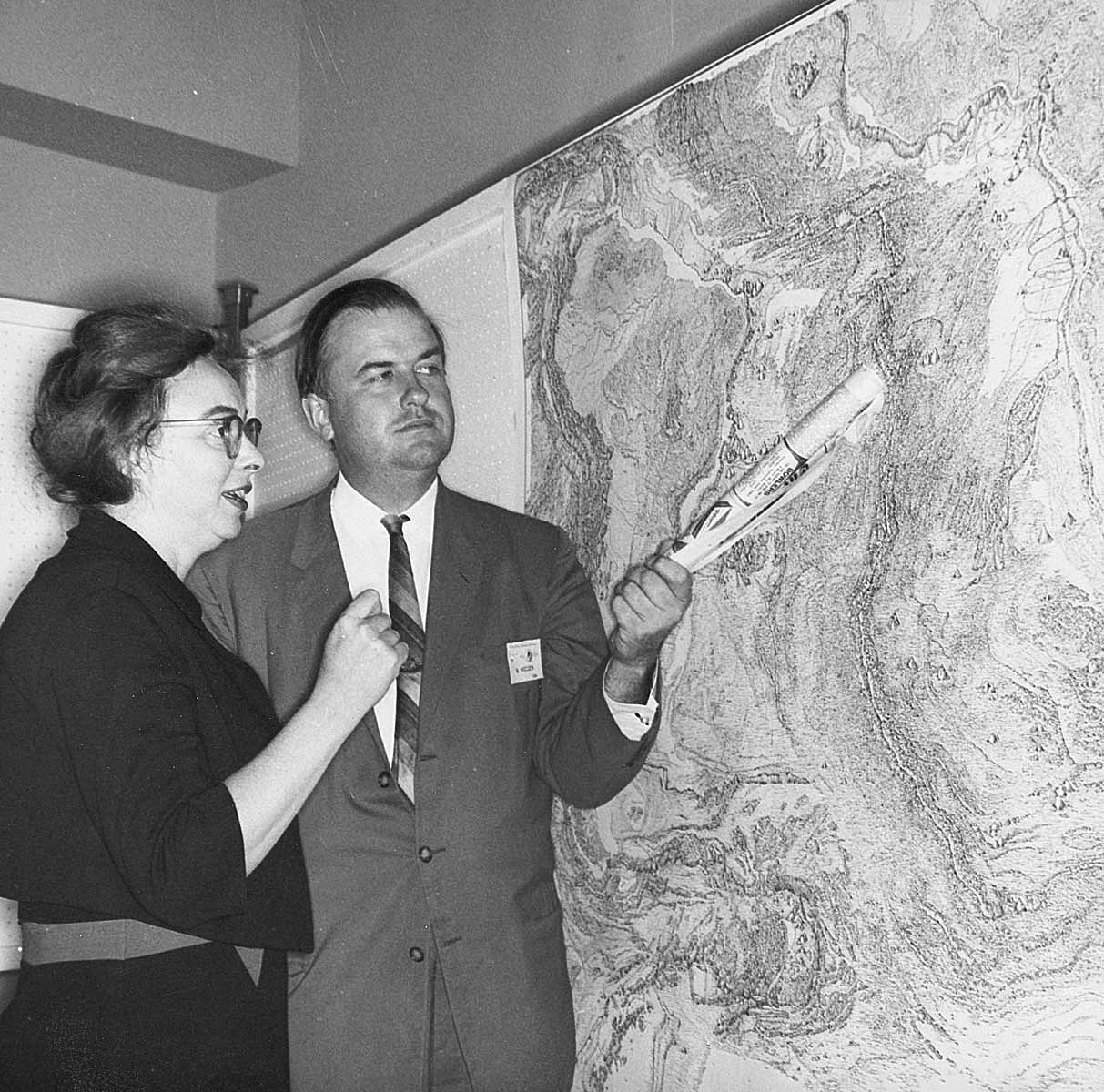Marie Tharp accanto a Bruce Heezen davanti a una delle loro mappe
