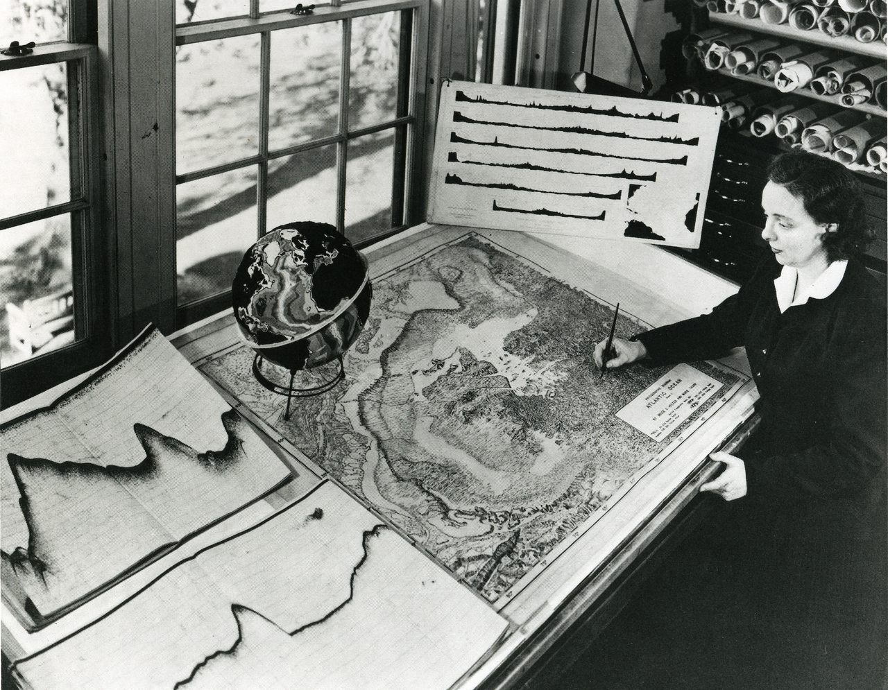 Marie Tharp al lavoro su una prima mappa del fondale marino
