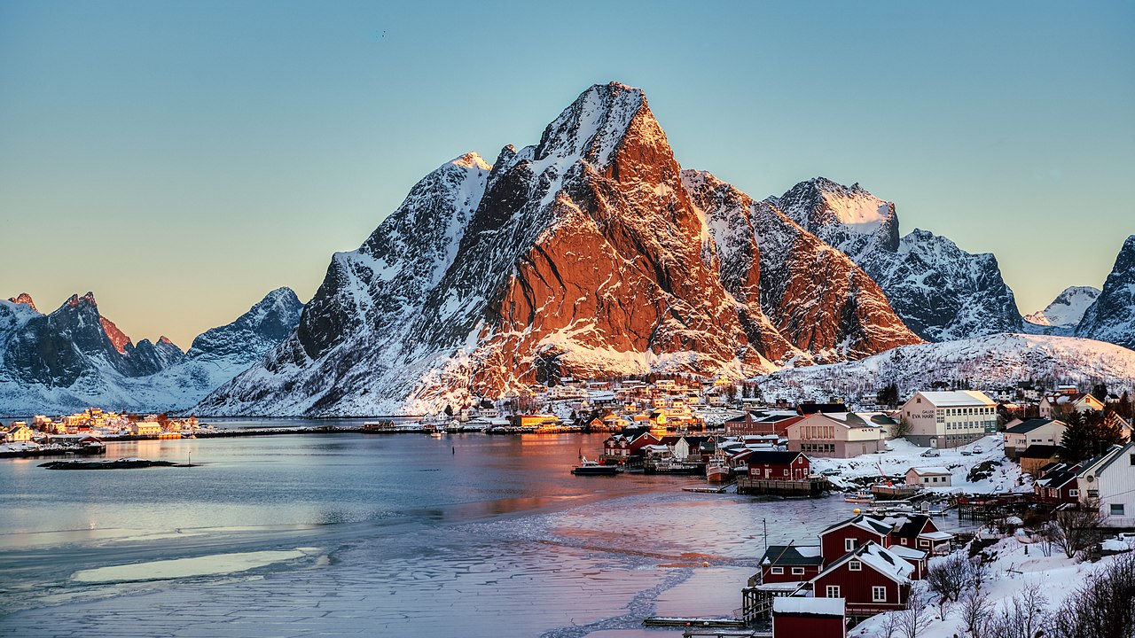 Il villaggio di Reine (isole Lofoten) in inverno