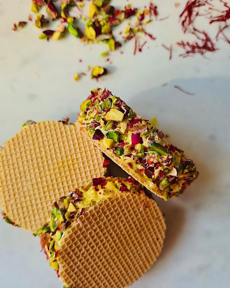 Bastani-e nooni, gelato persiano con pistacchi e petali di rose