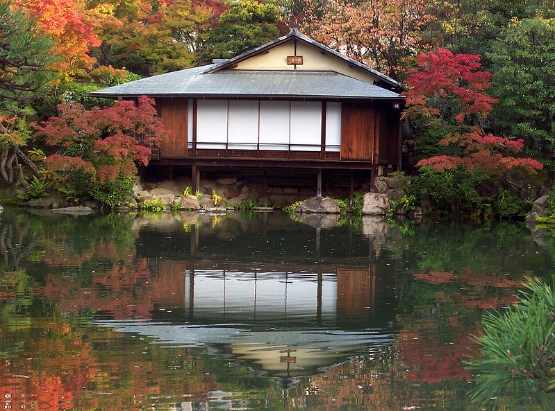 La casa del tè del Giardino Kobe-Sorakuen e il suo riflesso