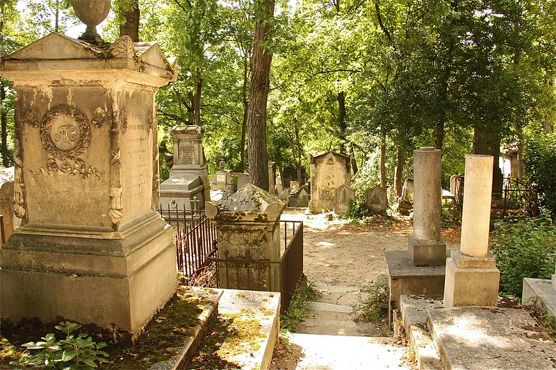 Una veduta di una zona decadente del cimitero